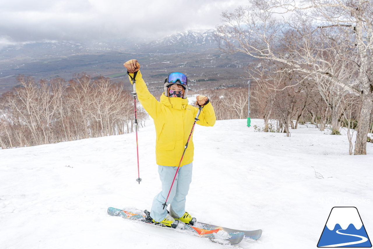 5月になっても雪たっぷり。山頂から山麓まで滑走可能なニセコアンヌプリ国際スキー場のゲレンデを、秋山穂香さんとひと滑り(^^)/